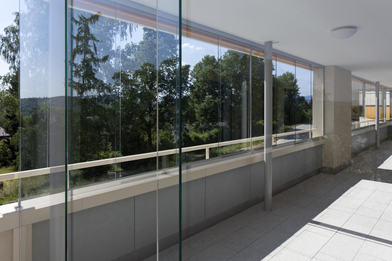 Die Ganzglas-Schiebewand GS-110 bietet zusätzlichen Wohnraum von Frühling bis Herbst, erhöht die Lebensqualität und macht Balkon, Sitzplatz oder Terrasse in der Übergangszeit zur Komfortzone. Ist es draussen zu frisch, ist ein mit der GS-110 verglaster Aussenplatz der perfekte Ort, um schon bei wenig Sonne Wärme zu tanken.